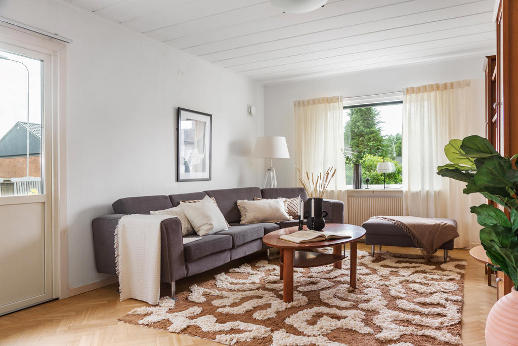 Del av vardagsrum med utgång till altan och trädgård 