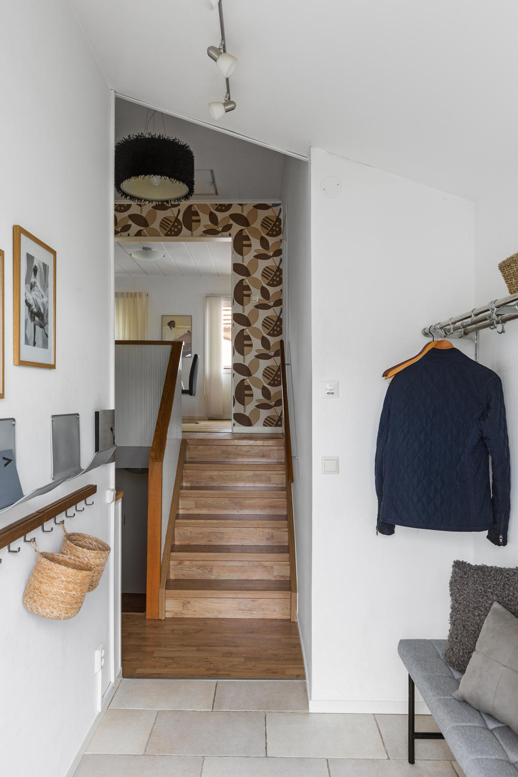 Del av hall och trappa ner till källarplan