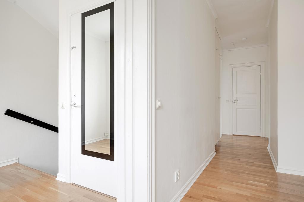 Hall och dörr upp till vindsvåning