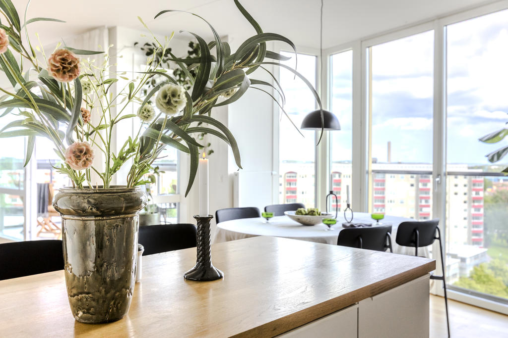 Från kök ut mot matplats