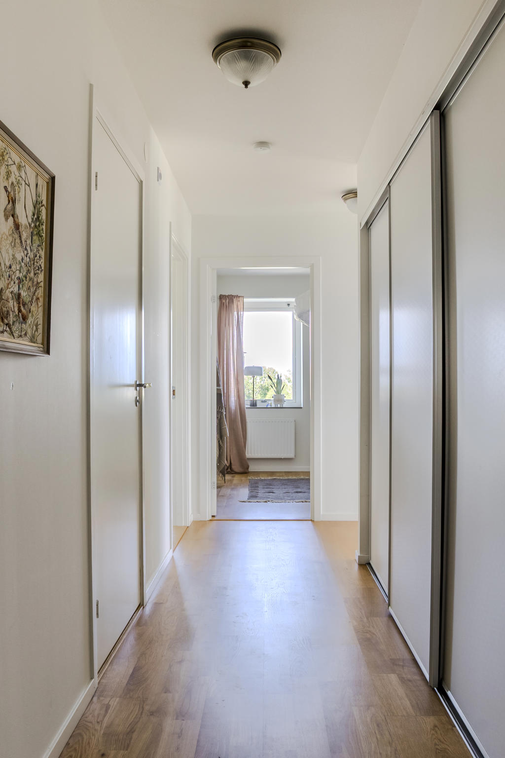 Inre hall med praktisk skjutgarderob
