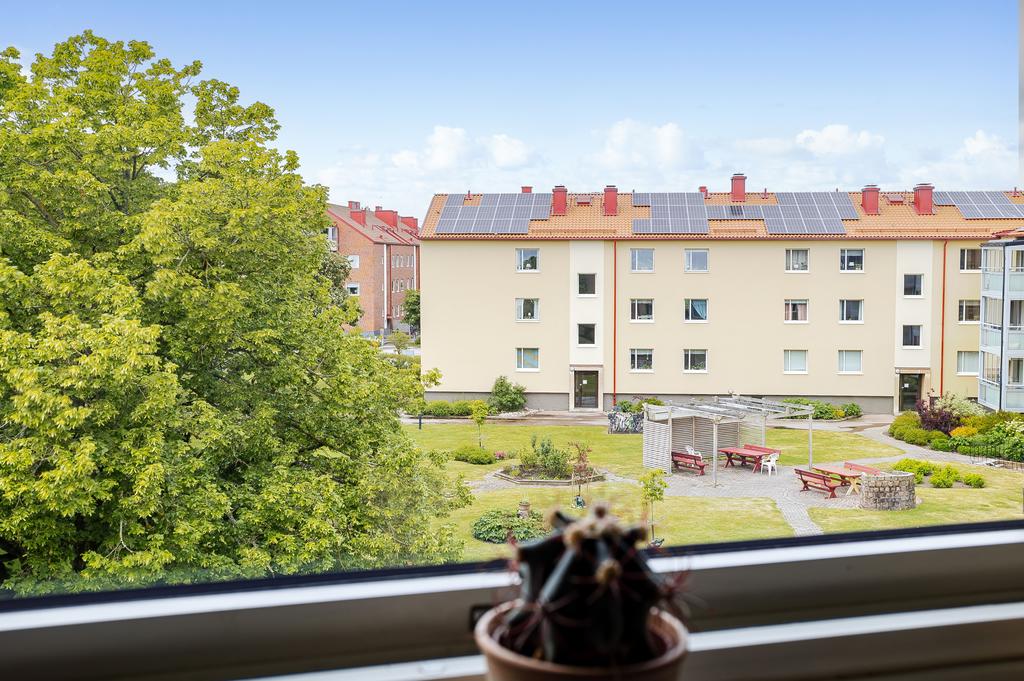 Modern innergårdsmiljö med både grönska och sittplatser för spontana stunder utomhus