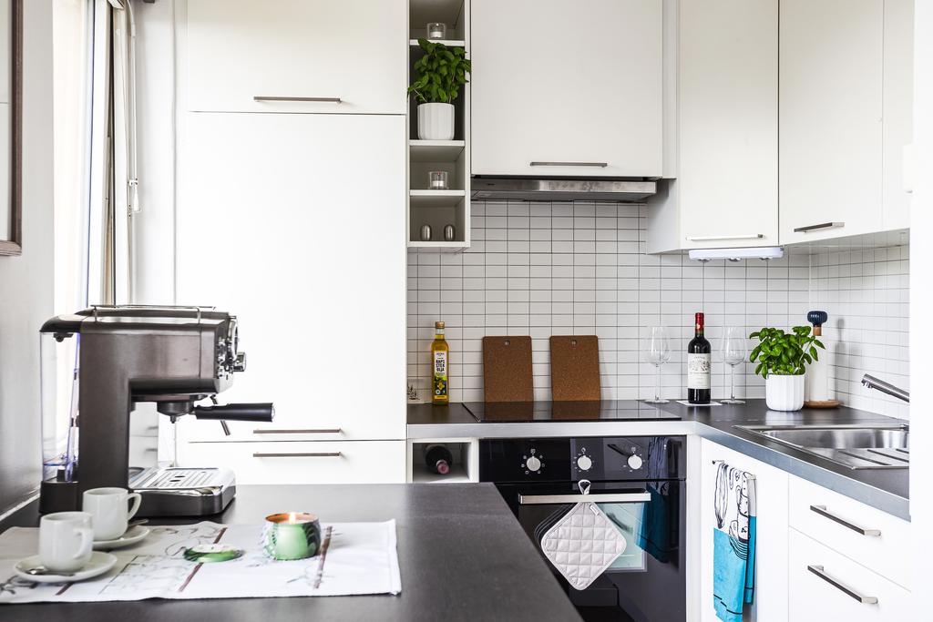 Köket är utrustat med moderna vitvaror och har bra förvaringslösningar