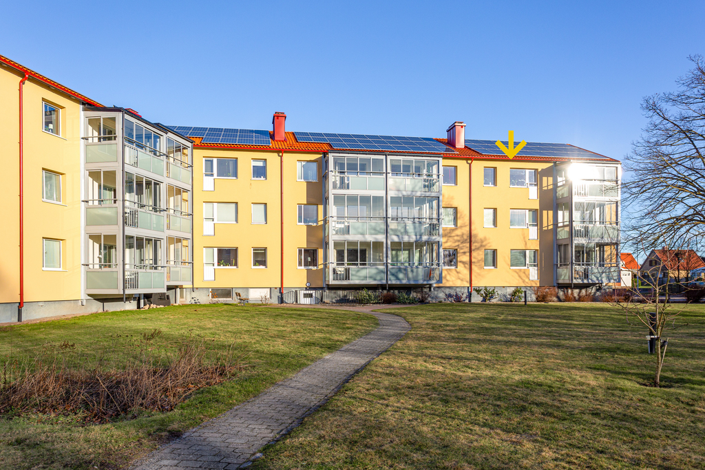 Vy mot lägenheten från innegården