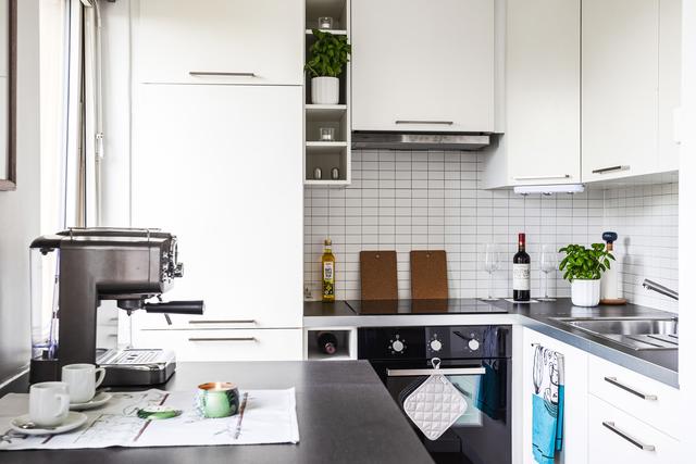 Köket är utrustat med moderna vitvaror och har bra förvaringslösningar