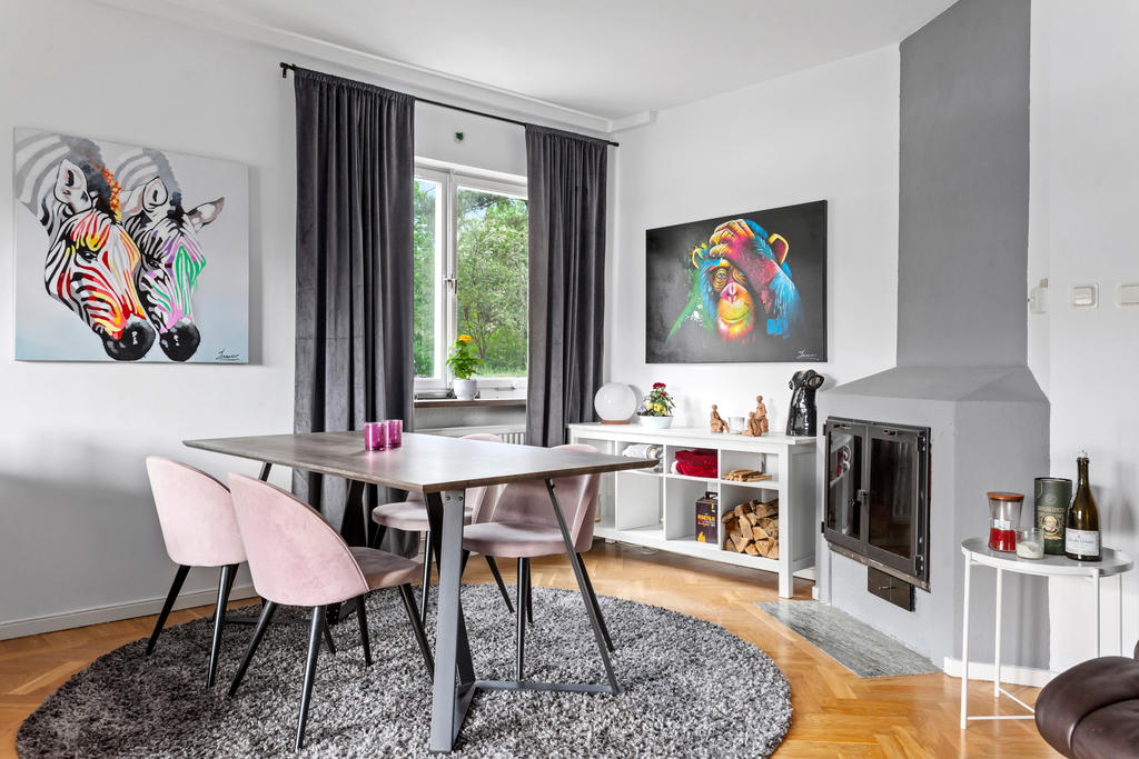 Här ryms möblemang intill brasan och en stor soffa