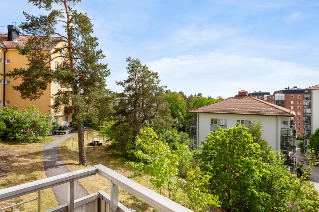 Vid vy över tak och himmel