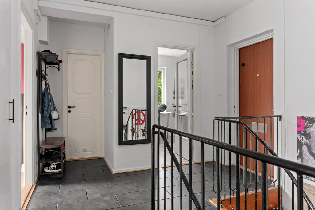 Hall med avhängning och klädkammare intill