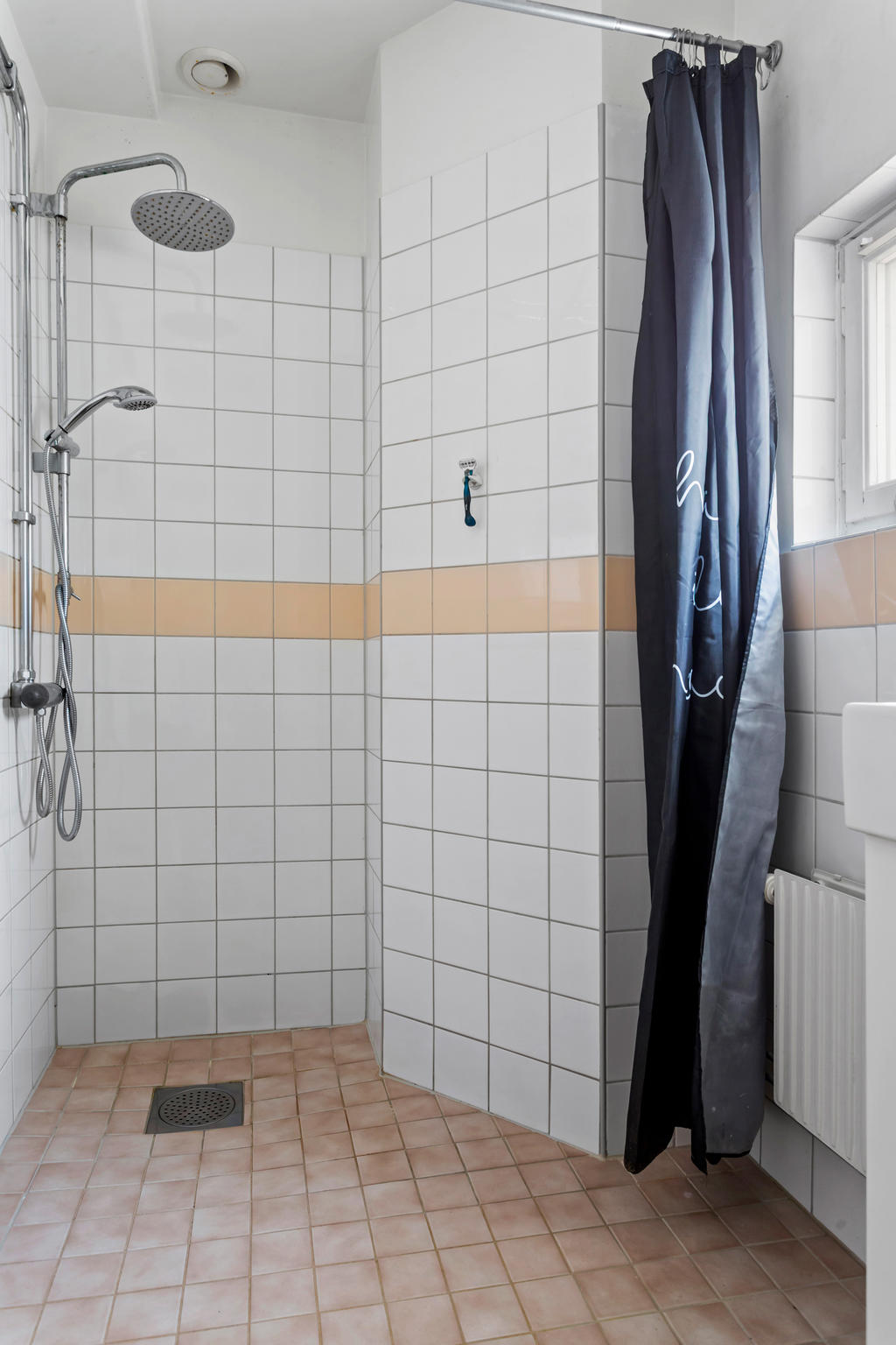 Stambytt badrum med dusch  och ljusinsläpp