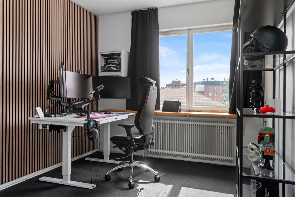 Sovrum 2 på entréplan är renoverat med akustikpanel