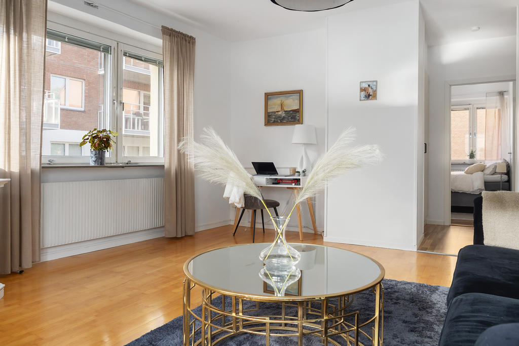Vardagsrum med plats för soffgrupp och skrivbord