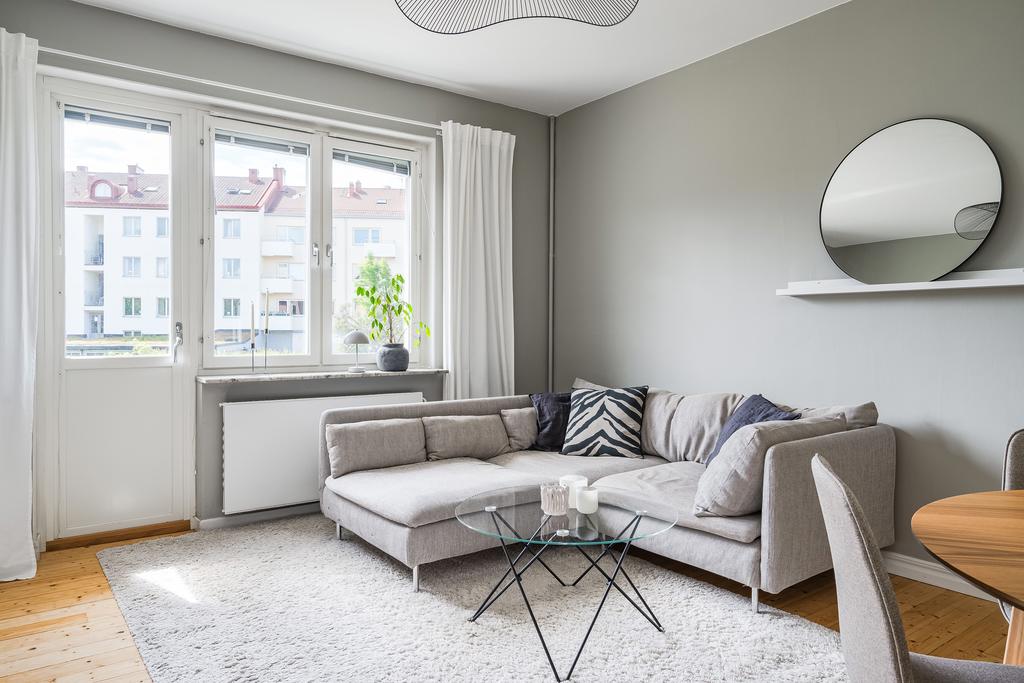 Plats för soffa och matsalsbord i vardagsrummet