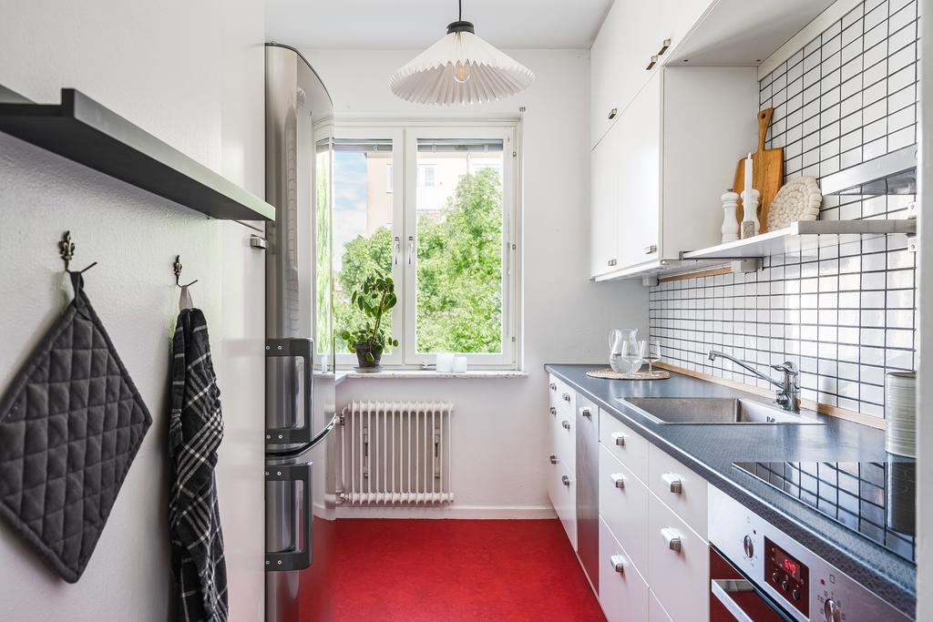 Kök med vitvaror i rostfritt stål