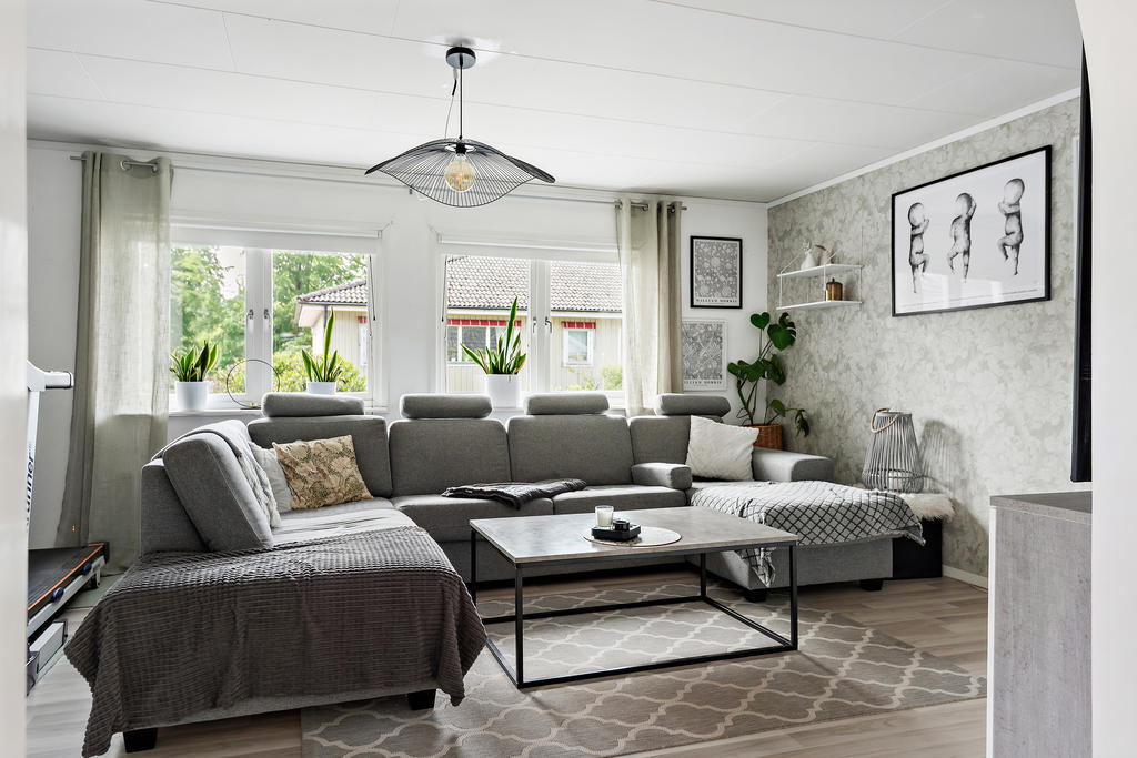Tv-hörna med plats för stor soffa