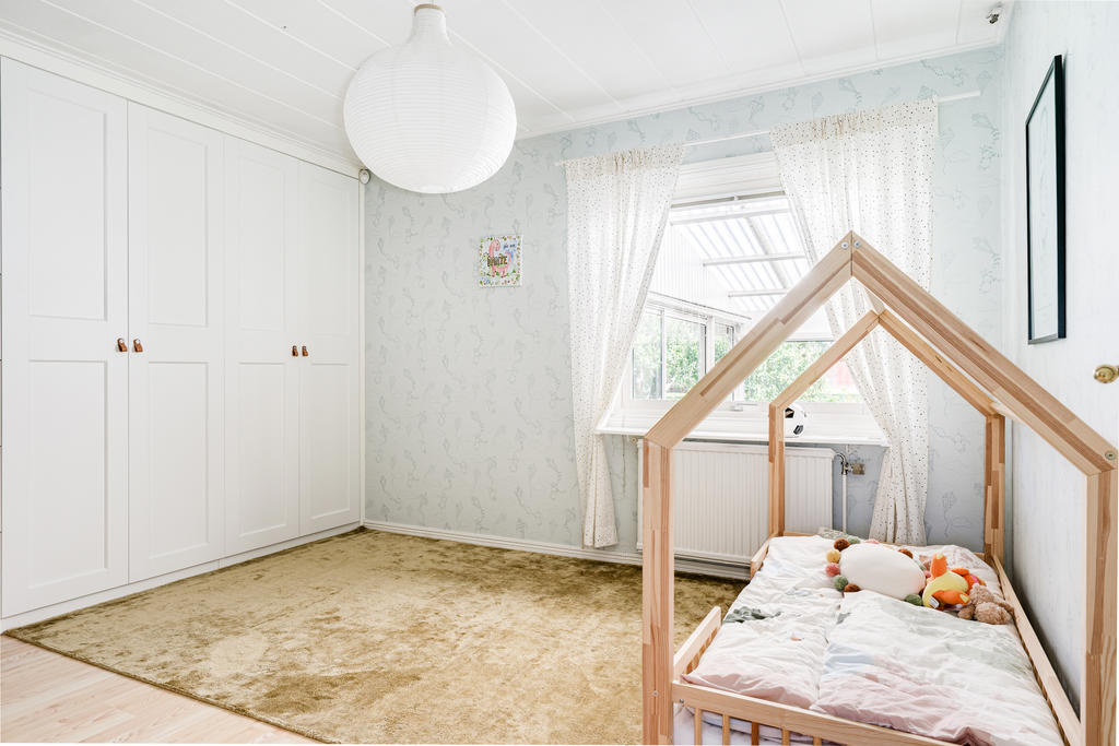 Sovrum 2 med inbyggda garderober.