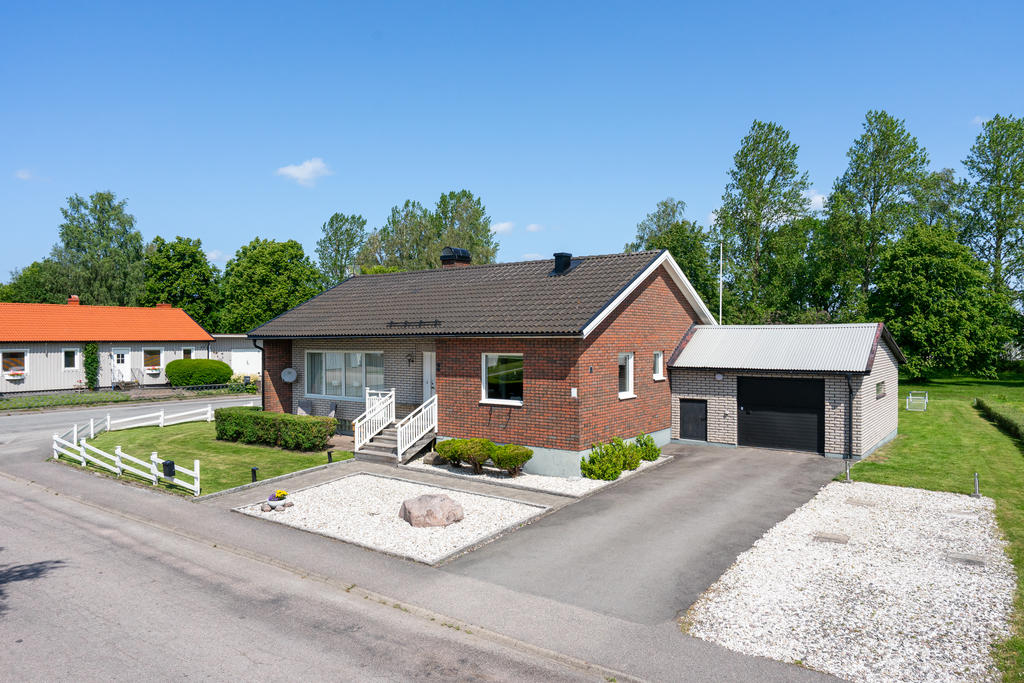 Välkommen till Torsgatan 2! En praktisk och välskött enplansvilla med källare och vidbyggt garage. Centralt Beläget i Mellerud.