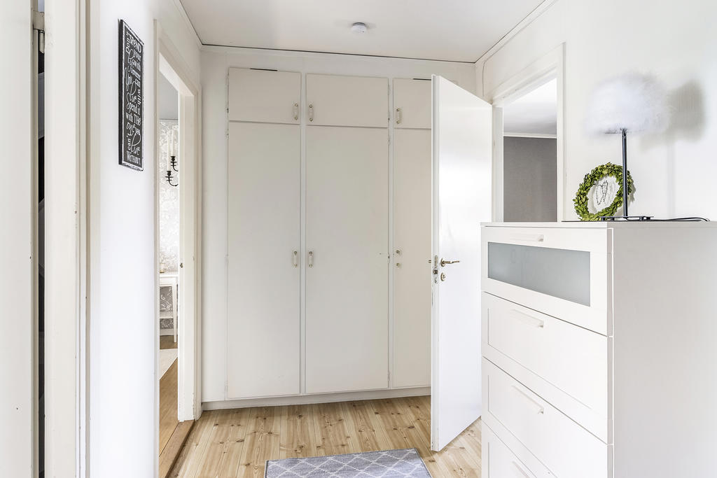Hall med inbyggda garderober