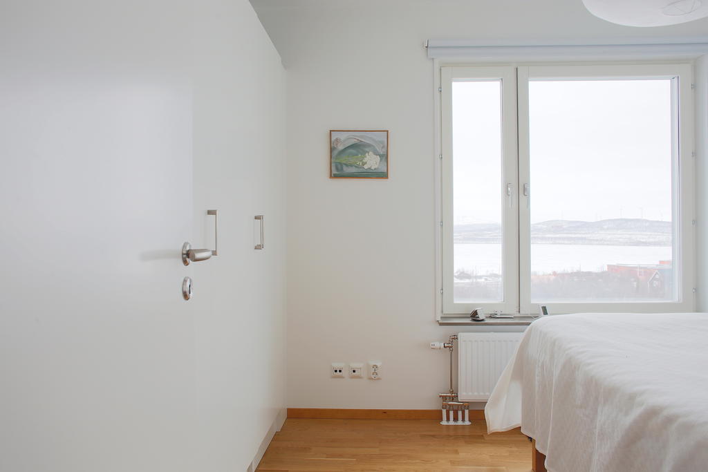 Ljust sovrum med fjällutsikt direkt från sängen