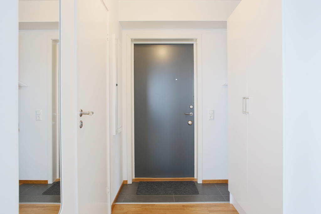 Hall med klinkergolv närmast entrén