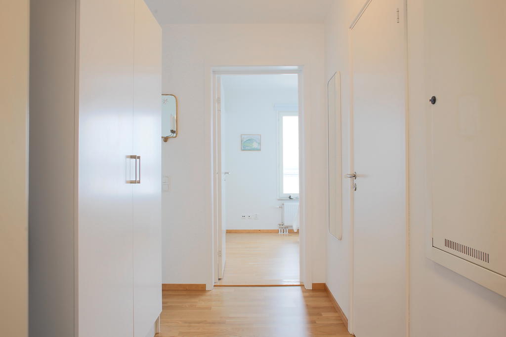 Hall med vy in mot lägenheten