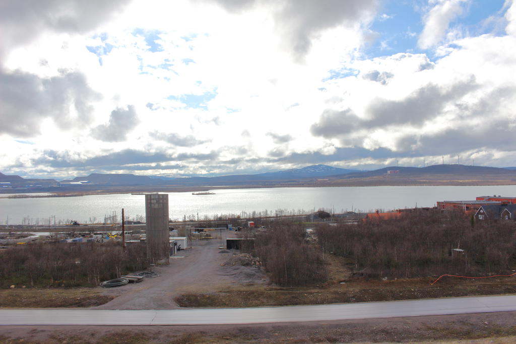 Fjäll- och sjöutsikt