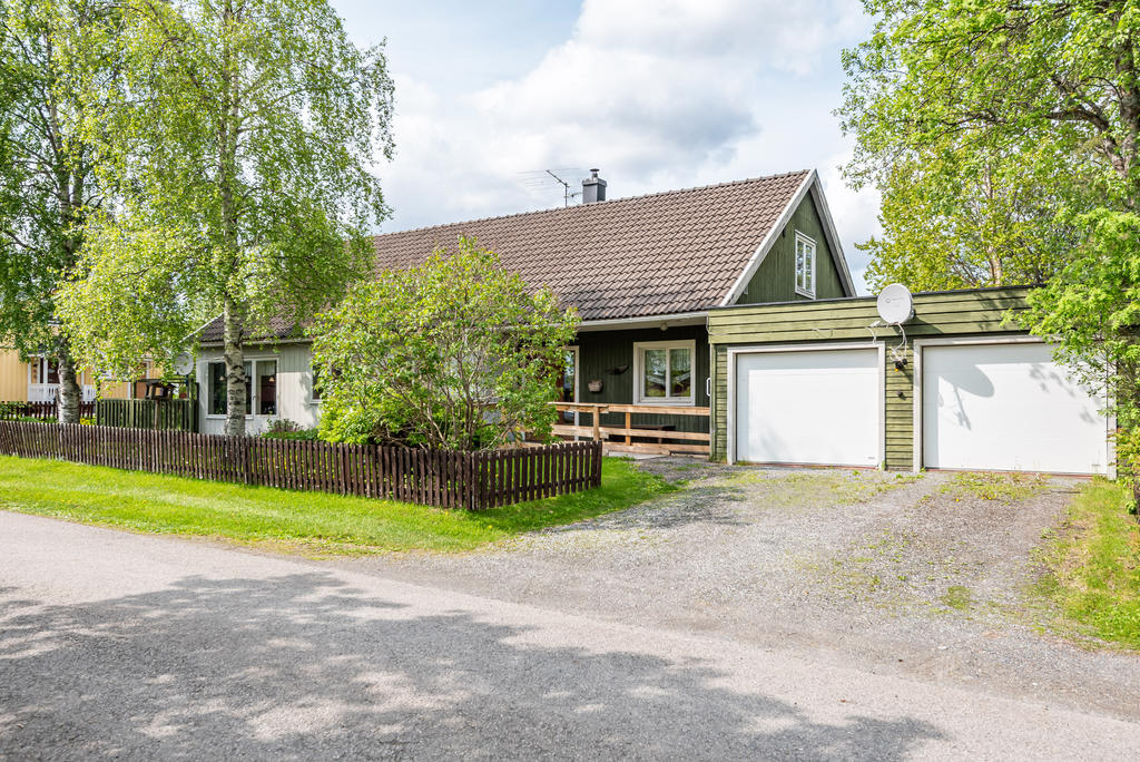 Garage med plats för två bilar.