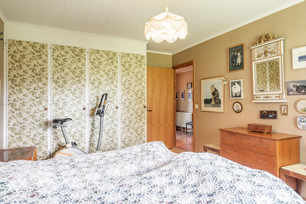 Sovrum 1. Gott om plats för förvaring i form av fyra garderober.