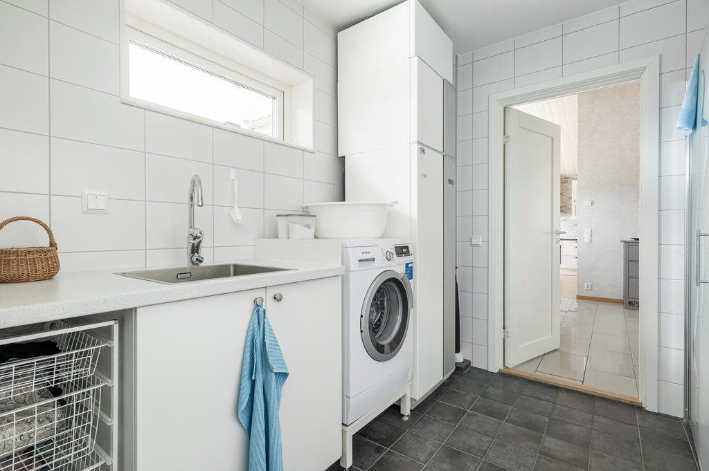 Tvättstuga med dusch och utgång till garaget
