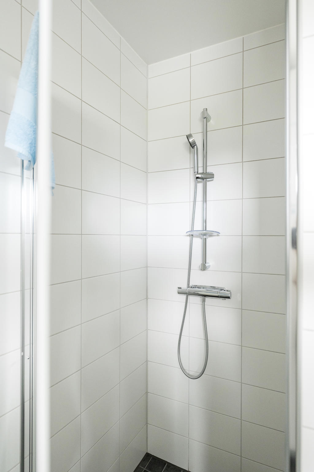 Tvättstuga med dusch och utgång till garaget
