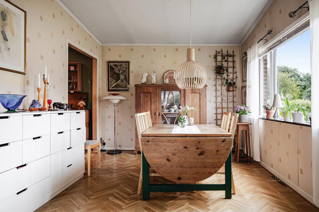 Här finns plats för stora middagar, med utsikt över trädgården.