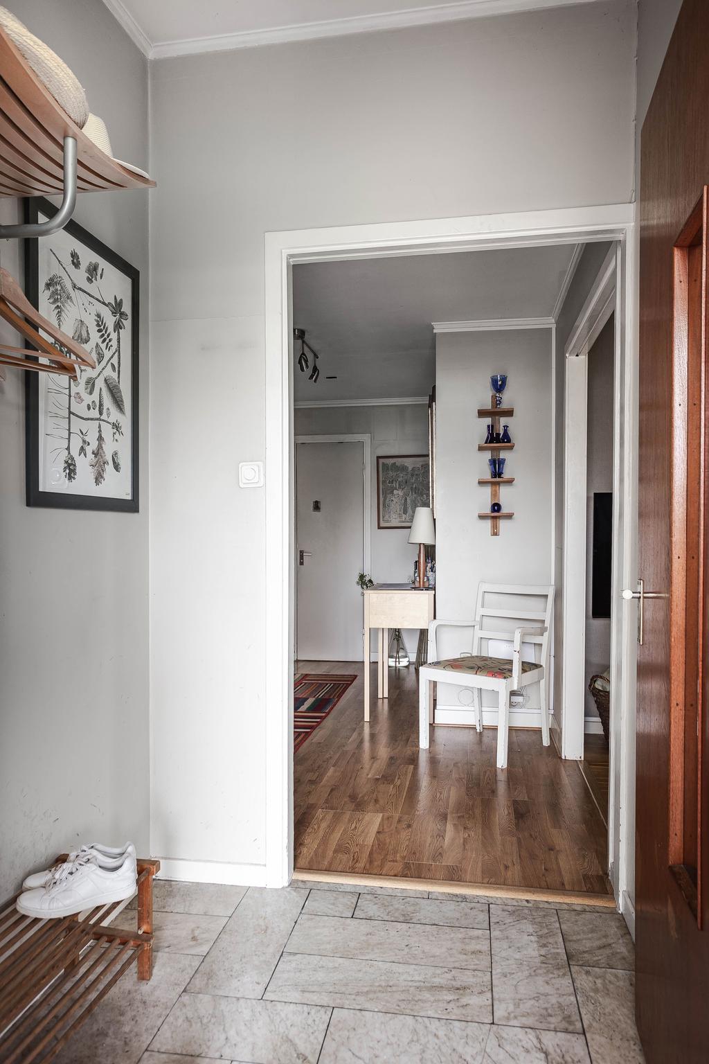 Välkomnande entré där du direkt möts av ett ljust och stilrent utrymme med plats för avhängning till vänster.