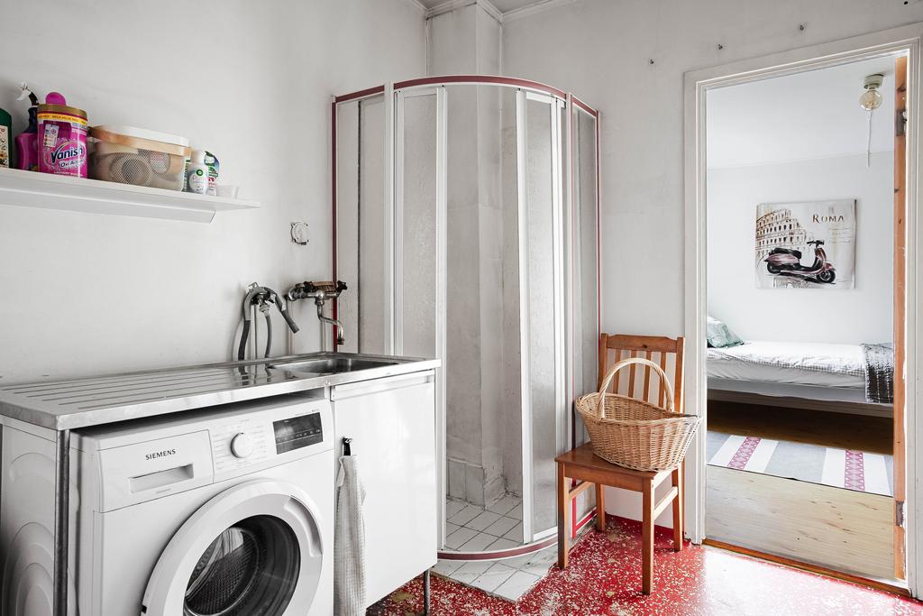 Praktisk kombination av tvättstuga och duschutrymme med separat WC.