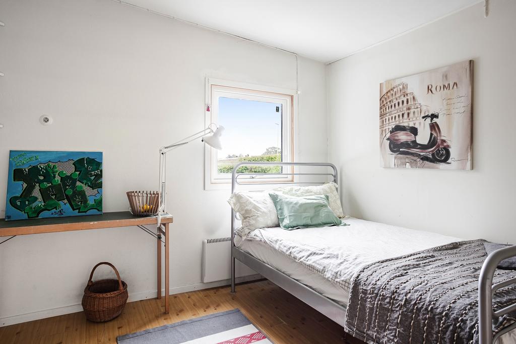 Det tredje sovrummet, som är en inredd del av det tidigare garaget, har egen ingång via tvättstugan – perfekt för tonåringen, gäster eller som hemmakontor.
