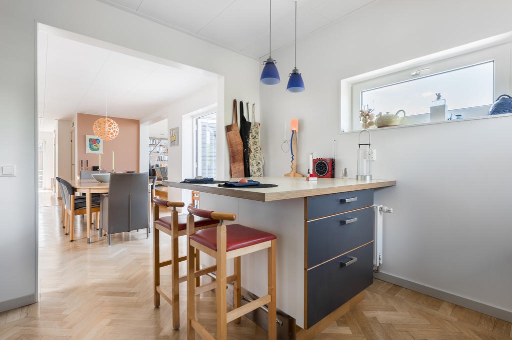 Kök med praktisk köksö