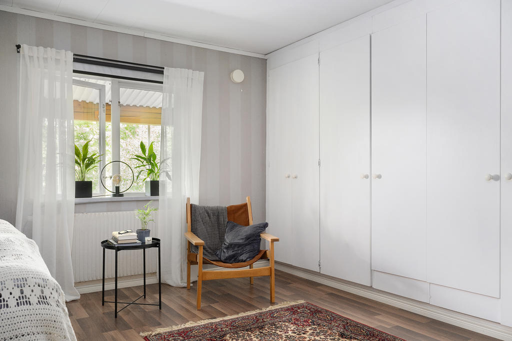 Garderobsvägg i sovrum 1