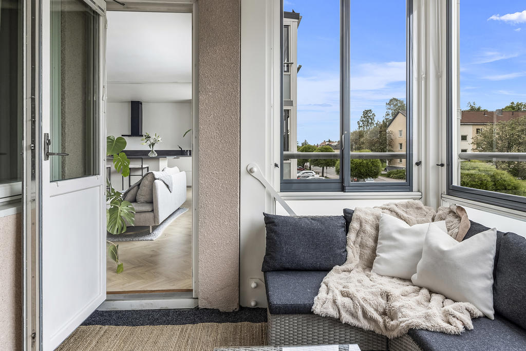 Balkong med utgång från vardagsrum