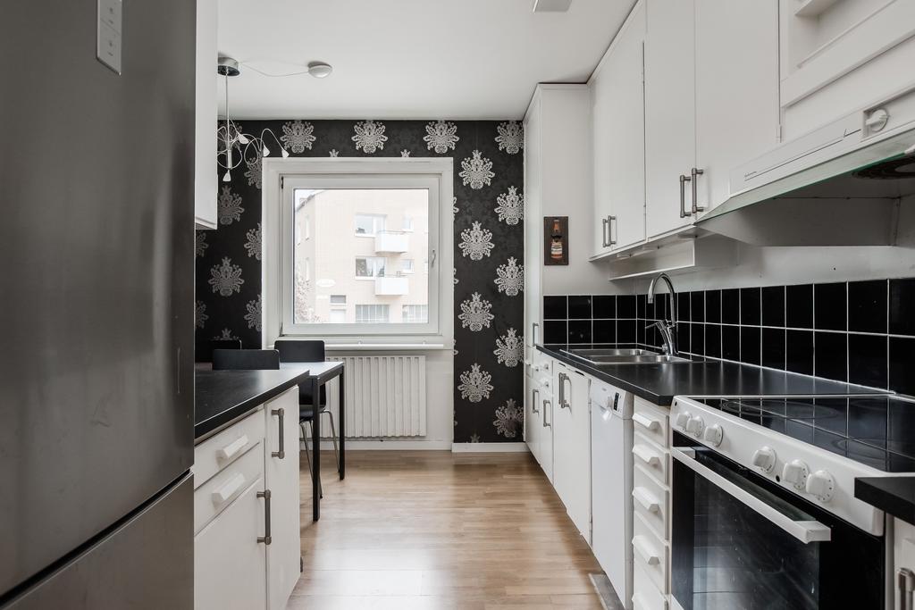 Kök med plats för matbord