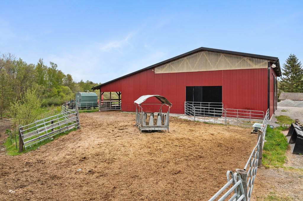 Maskinhall och utfodringsplats