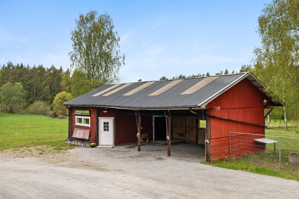 Gårdsbutik och utestall med ljusgenomsläpp på taket