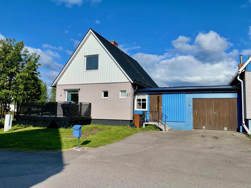 Ihopbyggd mellan hus och garage med en kallfarstu