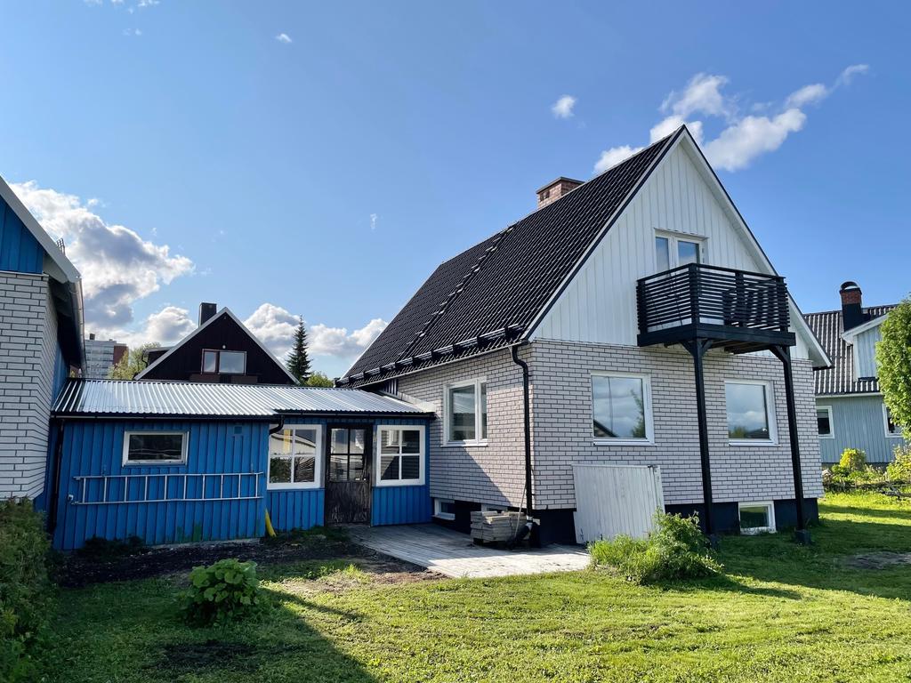 Bakgård med balkong och uteplats