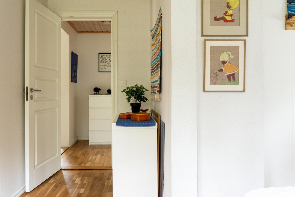 Från sovrum ut mot hall