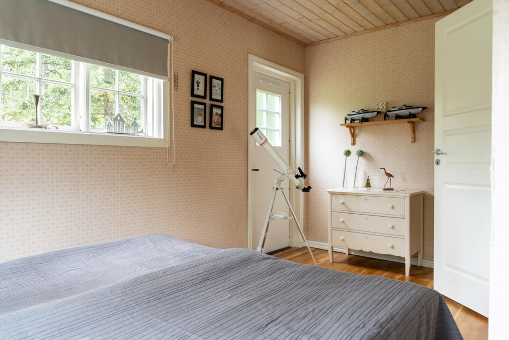 Sovrum med dörr ut