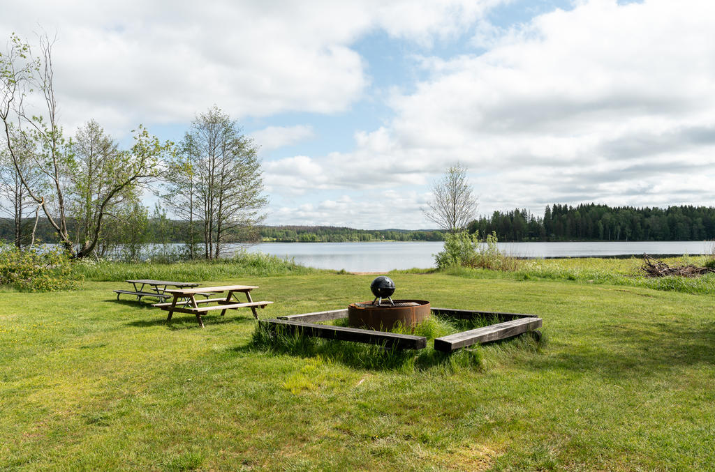 Grill och bänkar vid badet