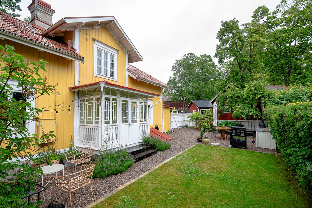 Glasveranda och uteplats