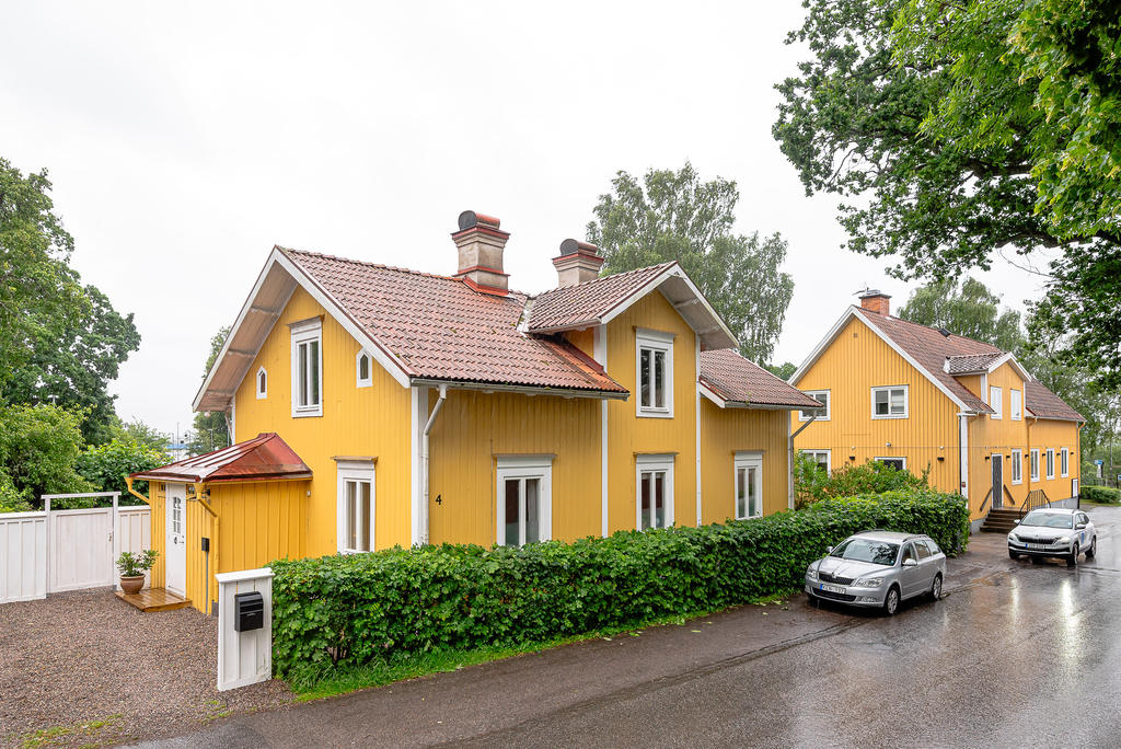 Husets framsida med köksentré
