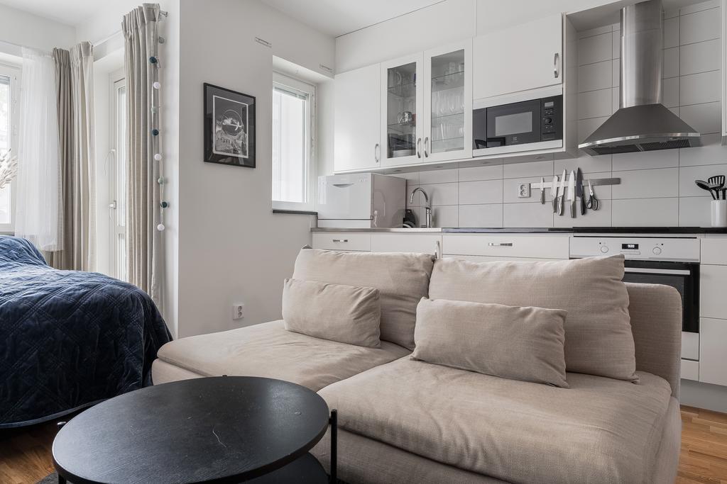 Modern lägenhet med fin trestavsparkett och ljusa väggar