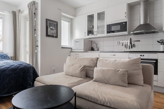 Modern lägenhet med fin trestavsparkett och ljusa väggar