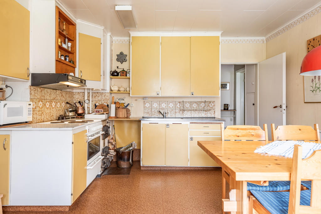 Lantkök med skåp upp till tak