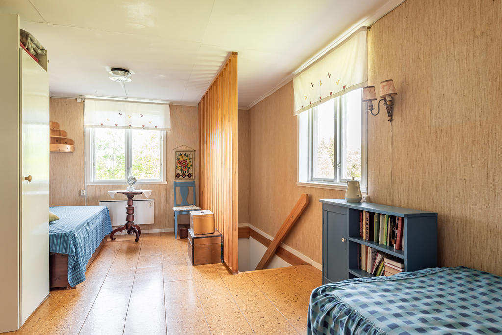 Trappa ner till källarplan och stor hall
